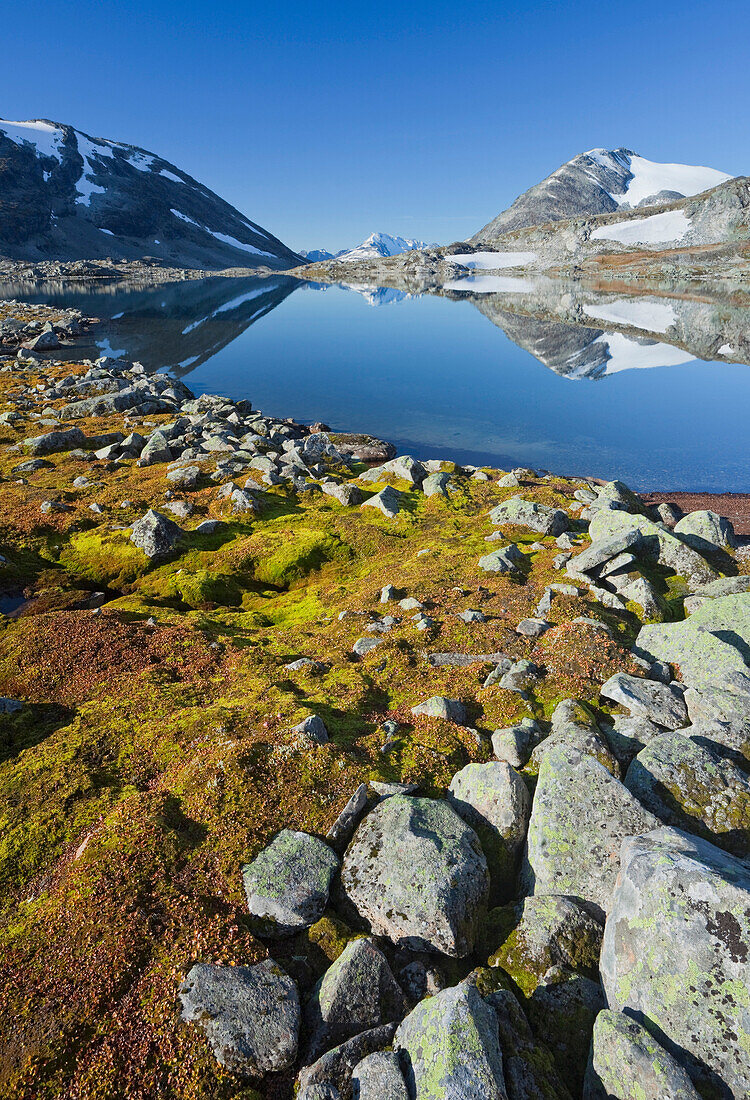 Berge und See unter blauem Himmel, Jotunheimen Nationalpark, Gravdalen, Norwegen, Europa