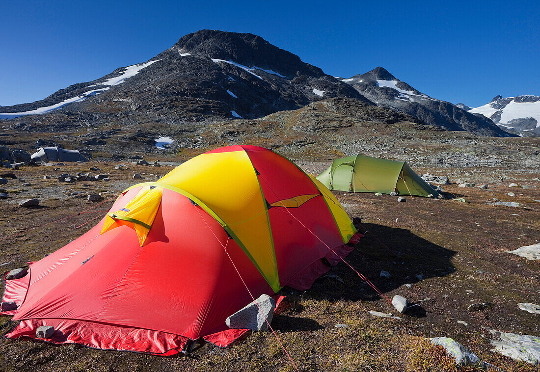 Zelte vor einem Berg, Jotunheimen Nationalpark, Norwegen, Europa
