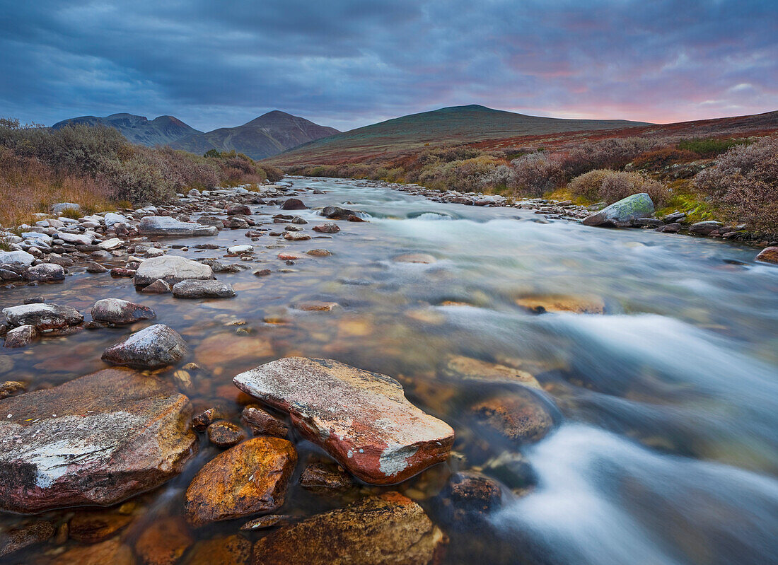 Fluss Ula unter Wolkenhimmel, Rondane Nationalpark, Norwegen, Europa