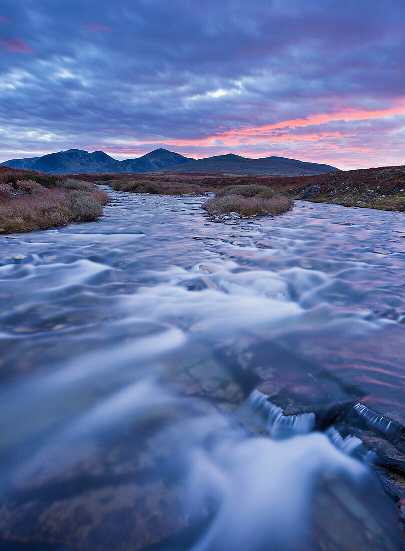 Fluss Ula unter Wolkenhimmel, Rondane Nationalpark, Norwegen, Europa