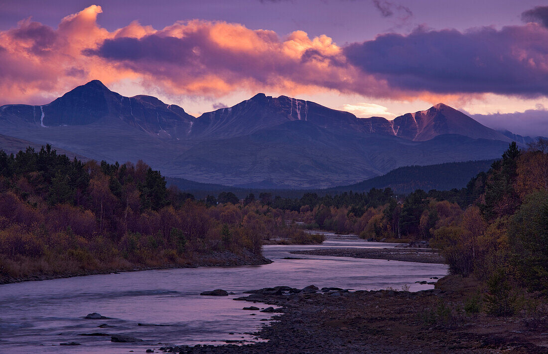 Fluss vor dem Berg Högronden, Rondane Nationalpark, Norwegen, Europa