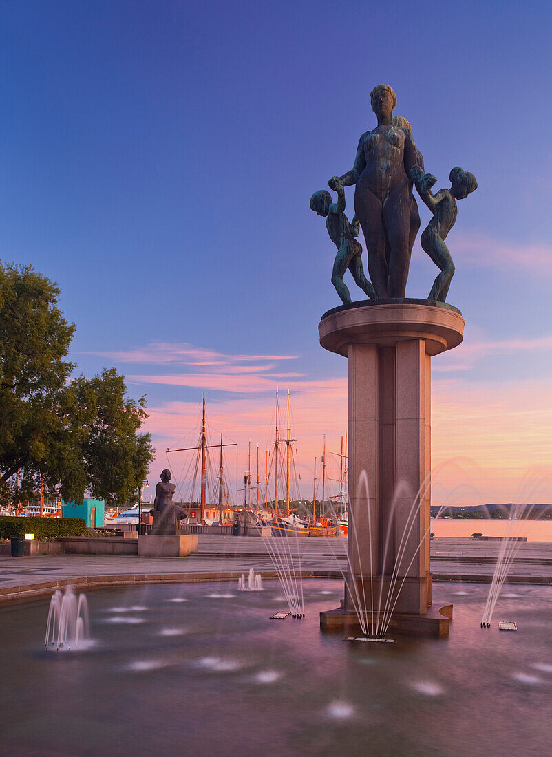 Brunnen mit Statue im Hafen am Abend, Oslo, Norwegen, Europa