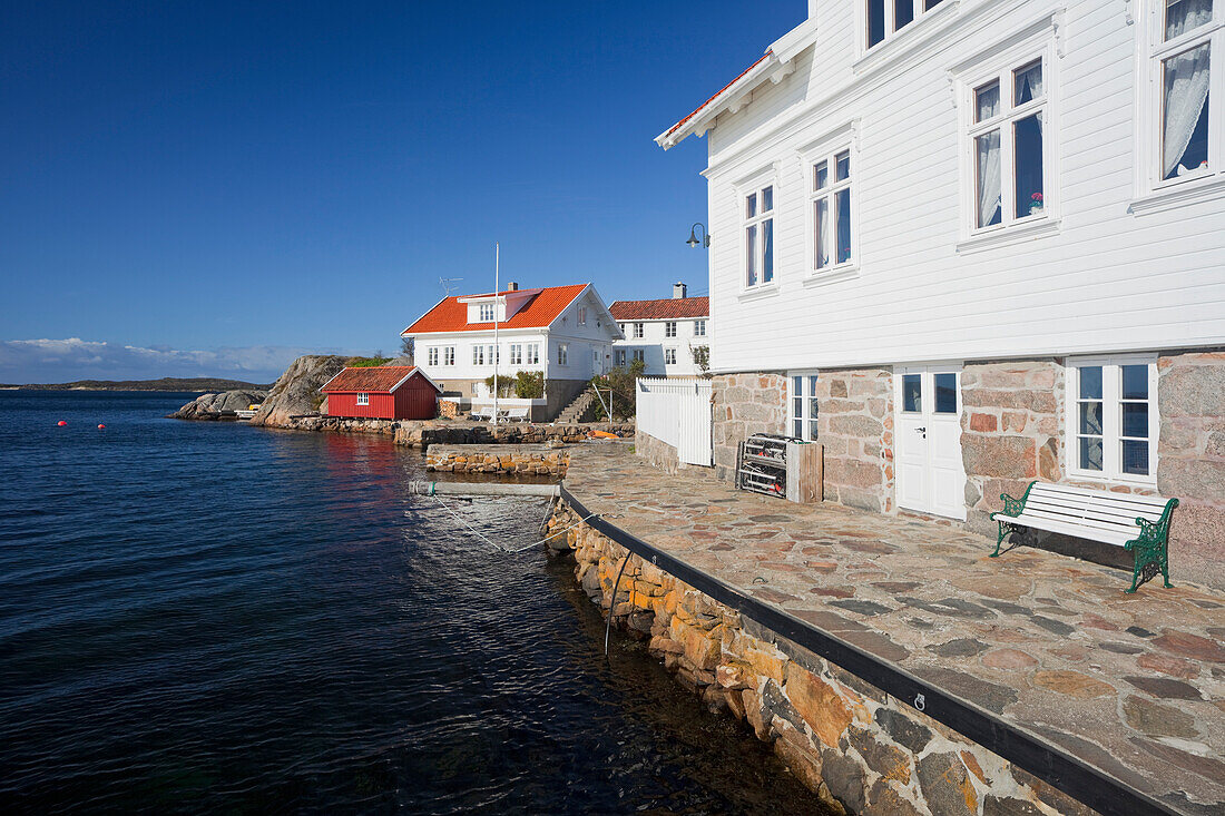 Häuser entlang der Küste im Hafen von Loshamn, Rogaland, Norwegen