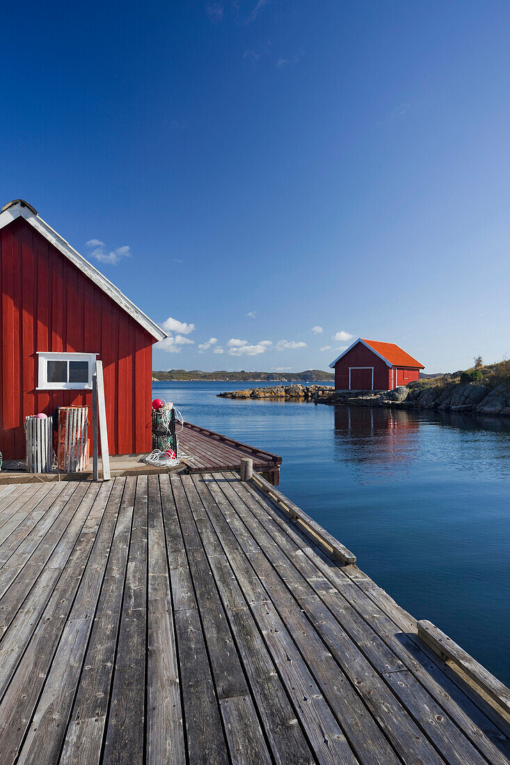 Häuser entlang der Küste im Hafen von Loshamn, Rogaland, Norwegen