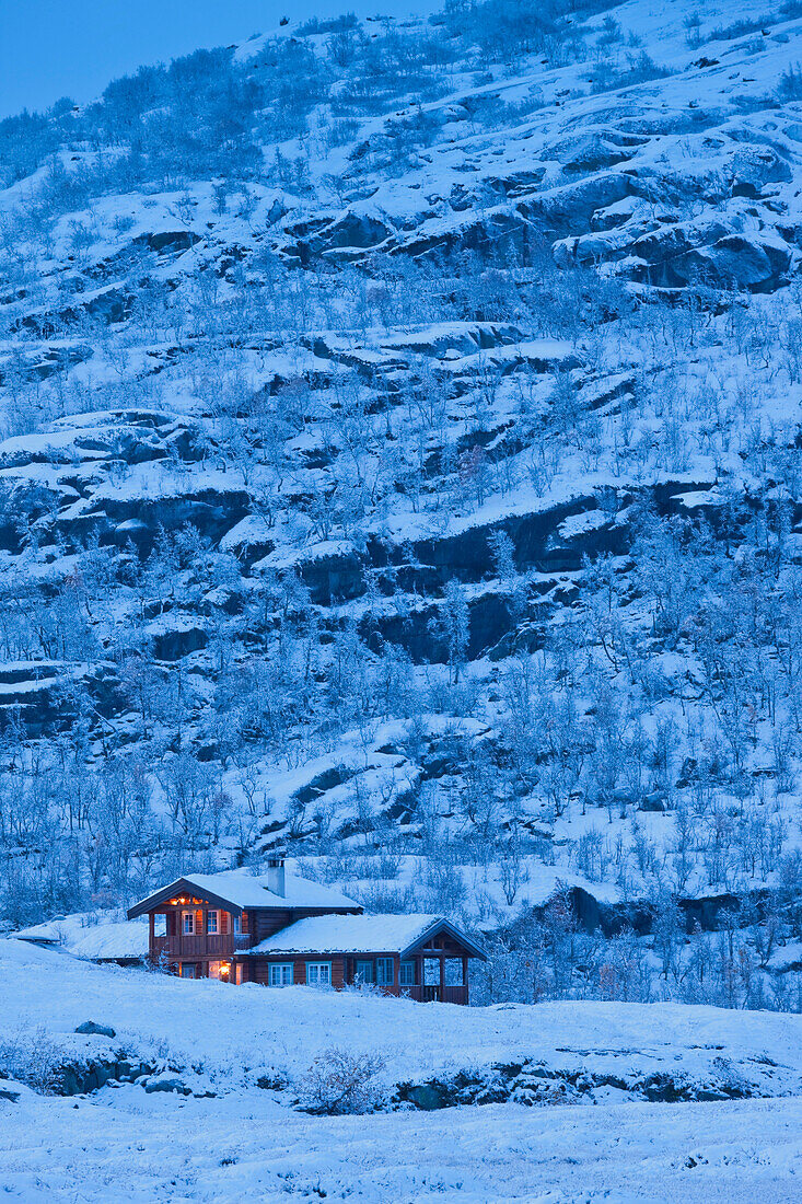 Haus in Winterlandschaft, Hardangervidda Nationalpark, Norwegen