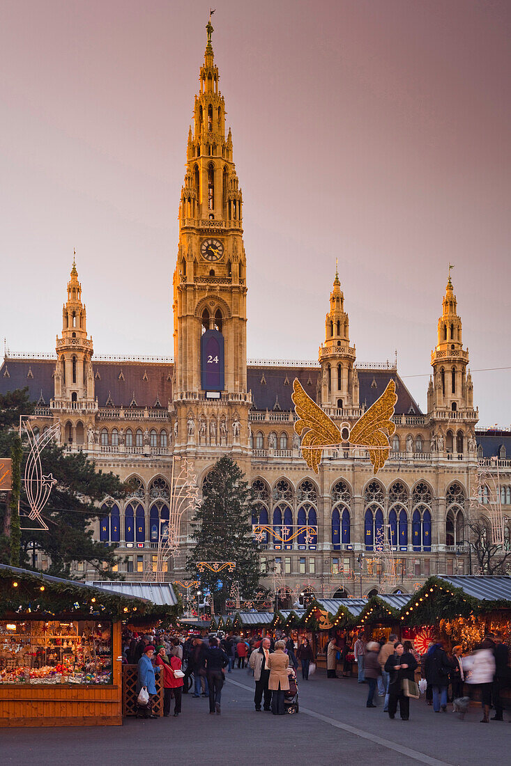 Christkindlmarkt mit Rathaus im Hintergrund, Rathausplatz, Wien, Österreich