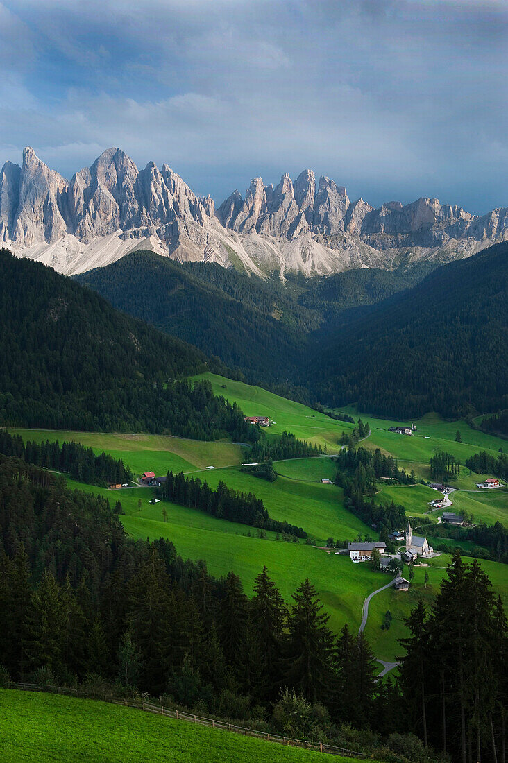 St. Magdalena vor Geisslergruppe, Villnösstal, Valle Isarco, Alto Adige, Südtirol, Italien