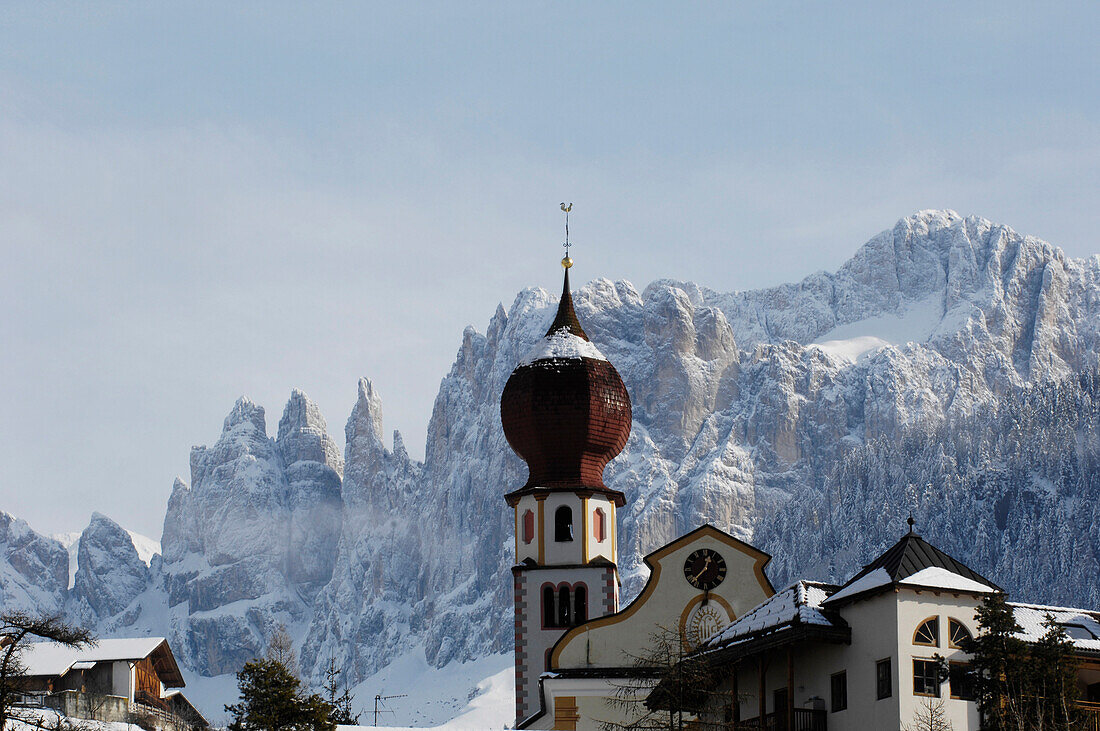 Kirchturm in Tiers, Rosengarten im Hintergrund, Dolomiten, Alto Adige, Südtirol, Italien