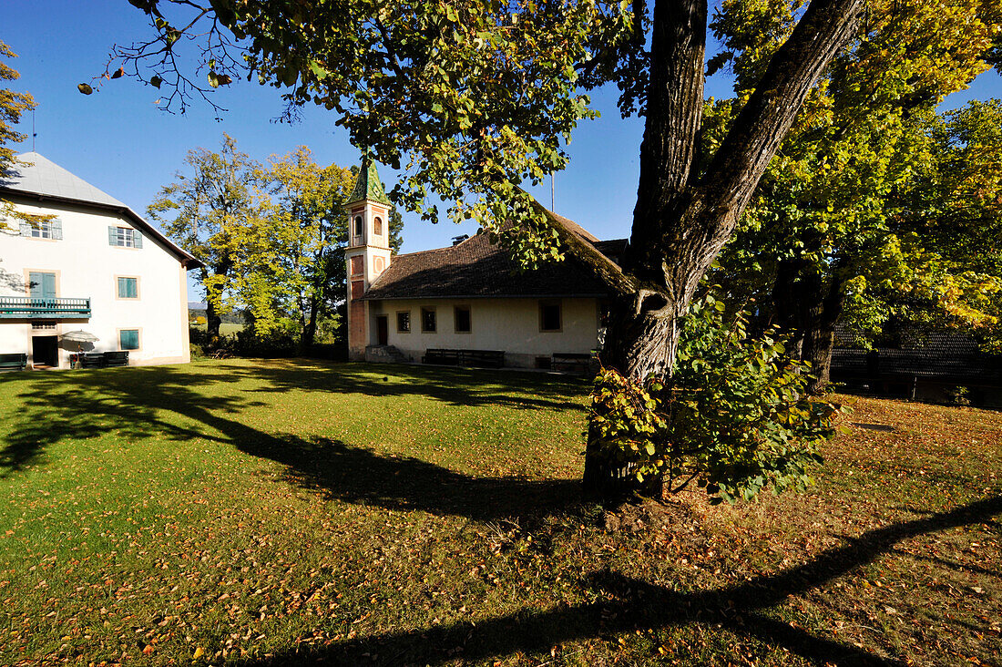 Herbstliche Landschaft mit Wohnhaus und kleiner Kirche, Oberbozen, Alto Adige, Südtirol, Italien