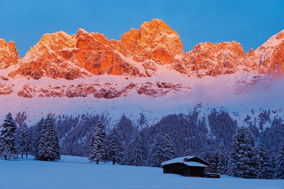 Verschneite Berge bei Sonnenuntergang, Naturpark Schlern, Dolomiten, Südtirol, Alto Adige, Italien, Europa