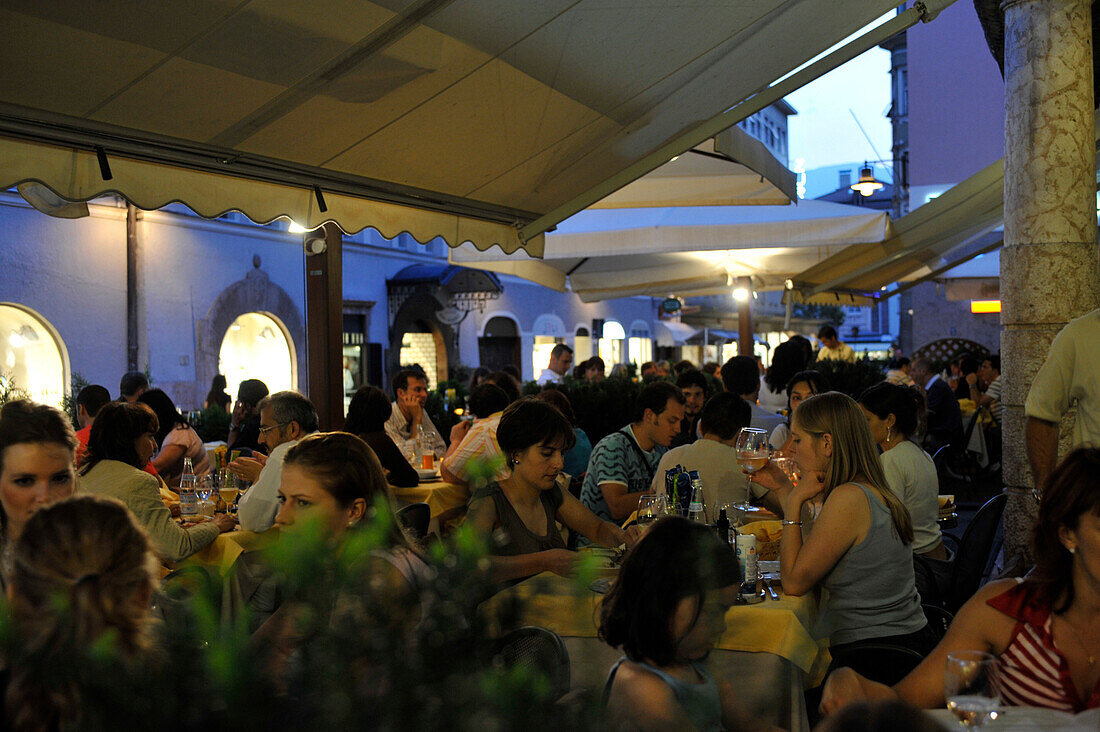 Menschen in Restaurants am Abend, Bozen, Südtirol, Alto Adige, Italien, Europa