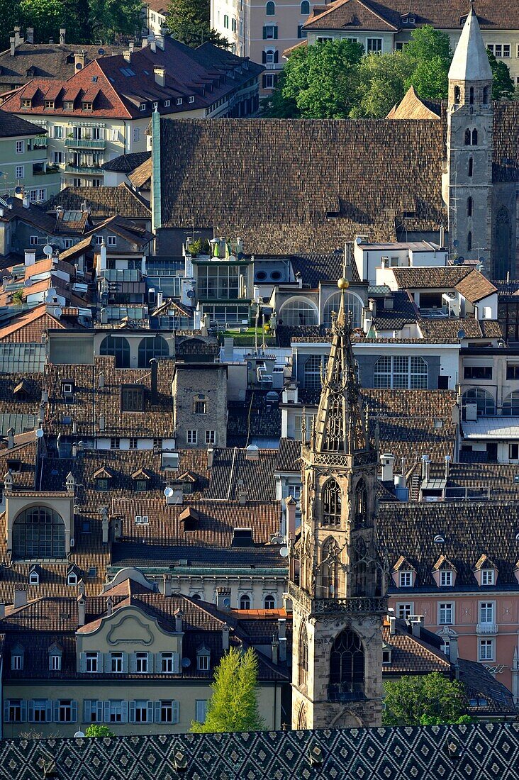 Blick auf Dächer, Bozner Dom und Franziskanerkirche, Bozen, Südtirol, Alto Adige, Italien, Europa