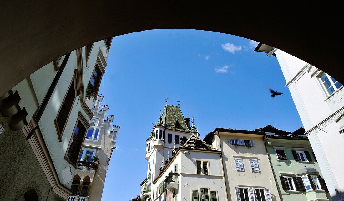 Blick durch ein Tor auf Häuser in der Altstadt, Bozen, Südtirol, Alto Adige, Italien, Europa