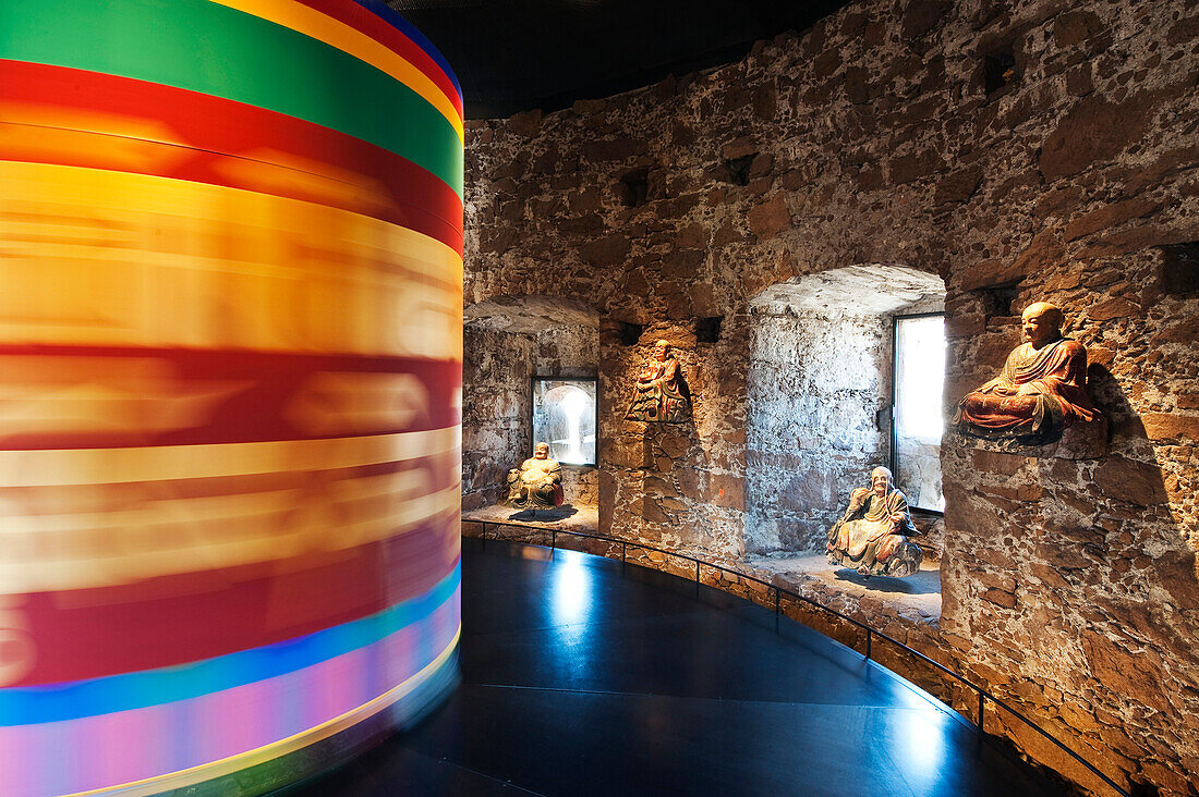 Gebetsmühle und Buddhafiguren im Museum in Schloss Sigmundskron, Bozen, Südtirol, Alto Adige, Italien, Europa