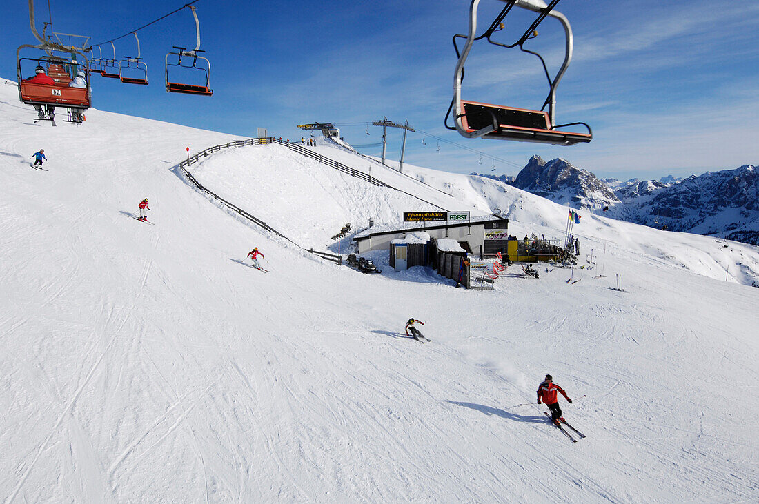 Skifahrer auf der Piste im Sonnenlicht, Brixen, Berg Plose, Südtirol, Alto Adige, Italien, Europa