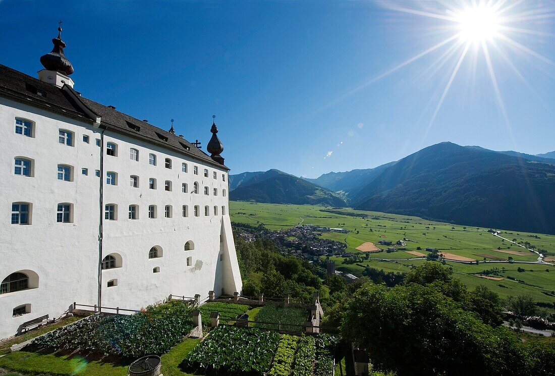 Koster Marienberg im Sonnenlicht, Vinschgau, Südtirol, Alto Adige, Italien, Europa