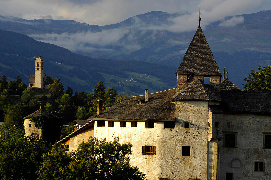 Das mittelalterliche Schloss Prösels vor wolkenverhangenen Bergen, Völs am Schlern, Südtirol, Alto Adige, Italien, Europa