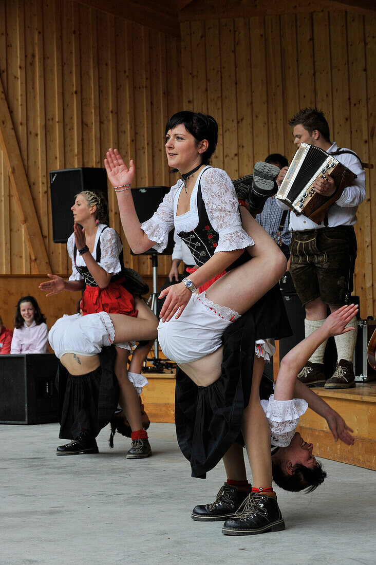 Frauen in Tracht zeigen einen Volkstanz, Schalders, Vahrn, Südtirol, Alto Adige, Italien, Europa