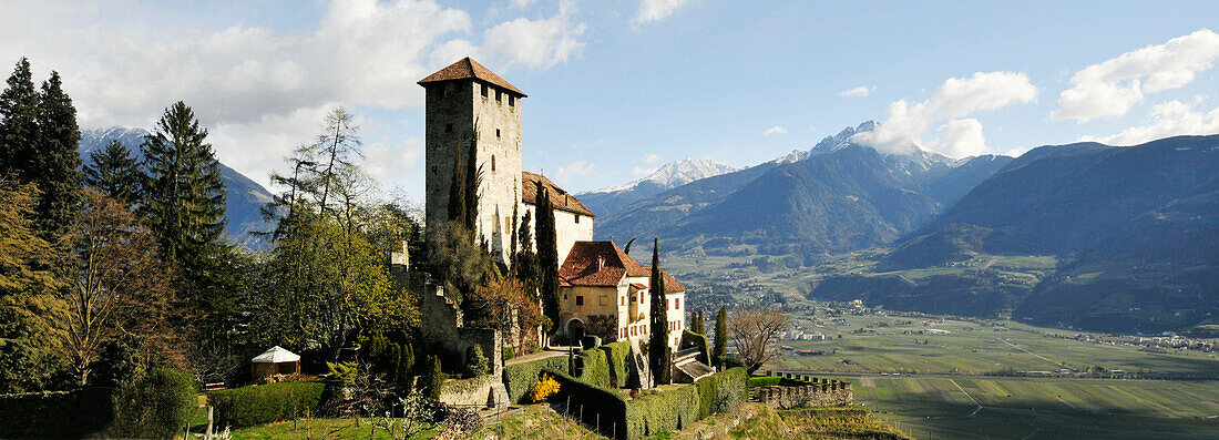Schloss Lebenberg unter Wolkenhimmel, Tscherms, Südtirol, Alto Adige, Italien, Europa