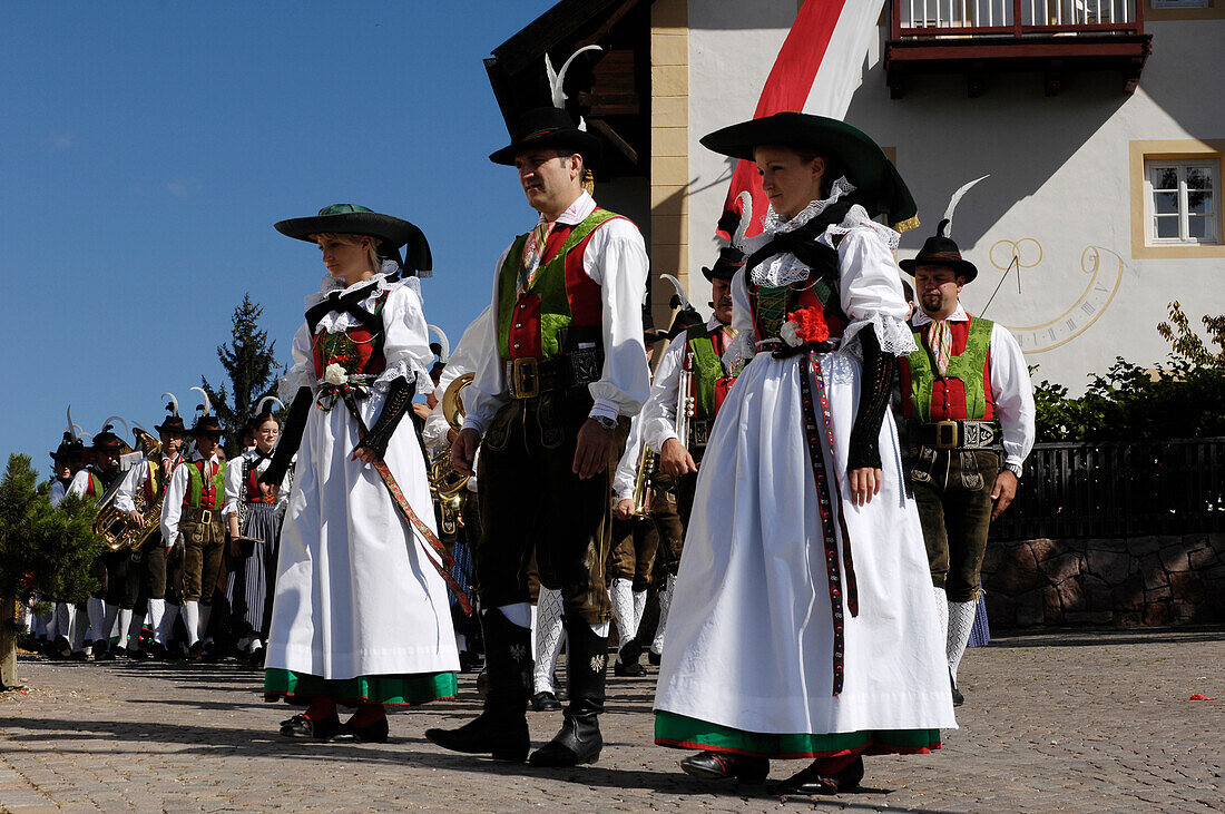 Menschen in Tracht am Oberbozner Kirchtag, Oberbozen, Südtirol, Alto Adige, Italien, Europa