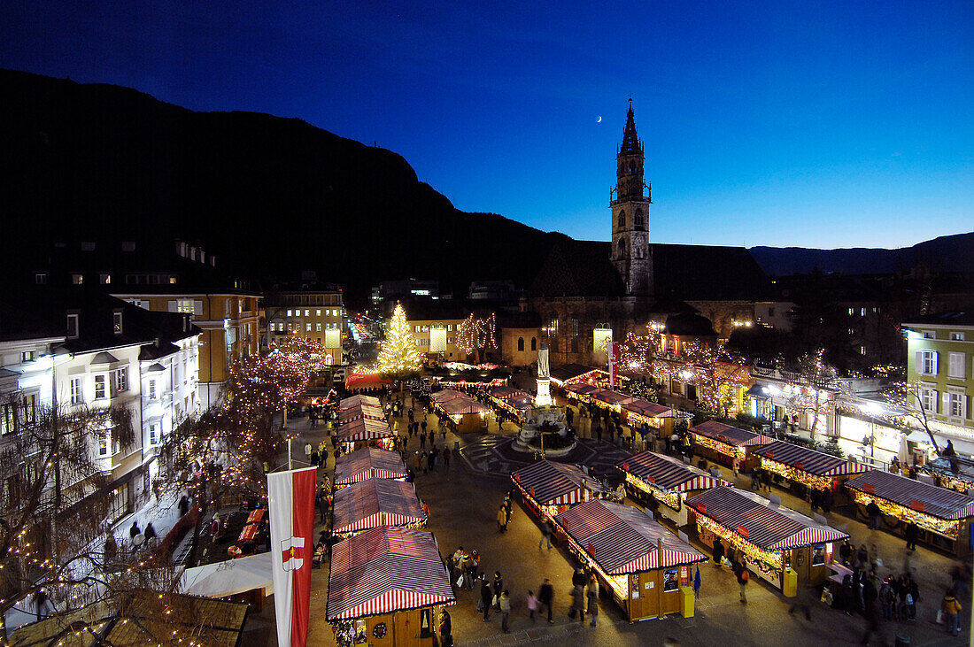 Weihnachtsmarkt vor dem Bozner Dom am Abend, Bozen, Südtirol, Alto Adige, Italien, Europa