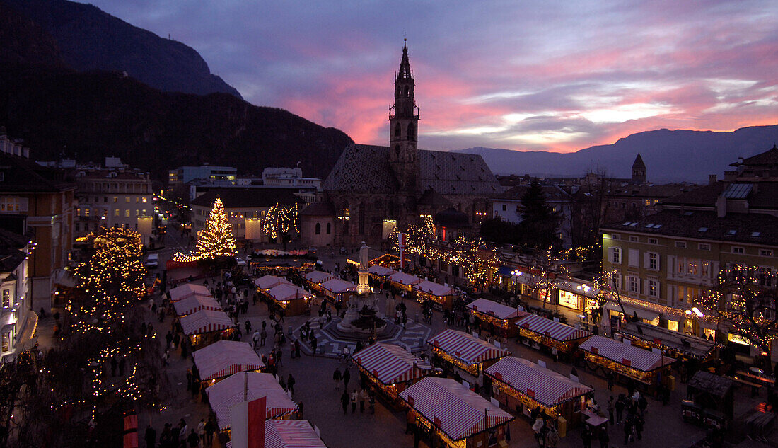 Christmas market in front of Bolzano cathedral in the evening, Bolzano, South Tyrol, Alto Adige, Italy, Europe