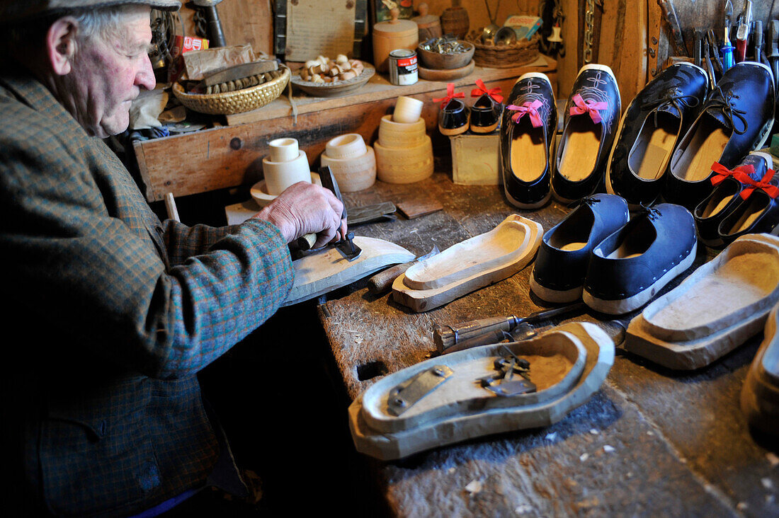 Ein alter Mann fertigt Schuhe, Durnholz, Sarntal, Südtirol, Alto Adige, Italien, Europa