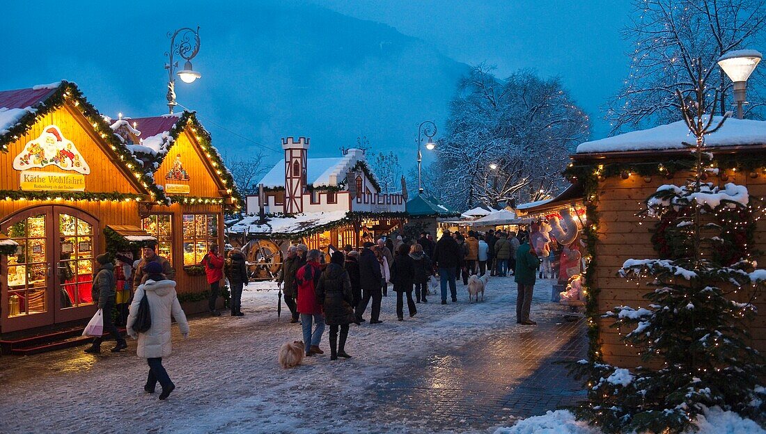 Menschen auf dem Weihnachtsmarkt am Abend, Meran, Vinschgau, Südtirol, Alto Adige, Italien, Europa