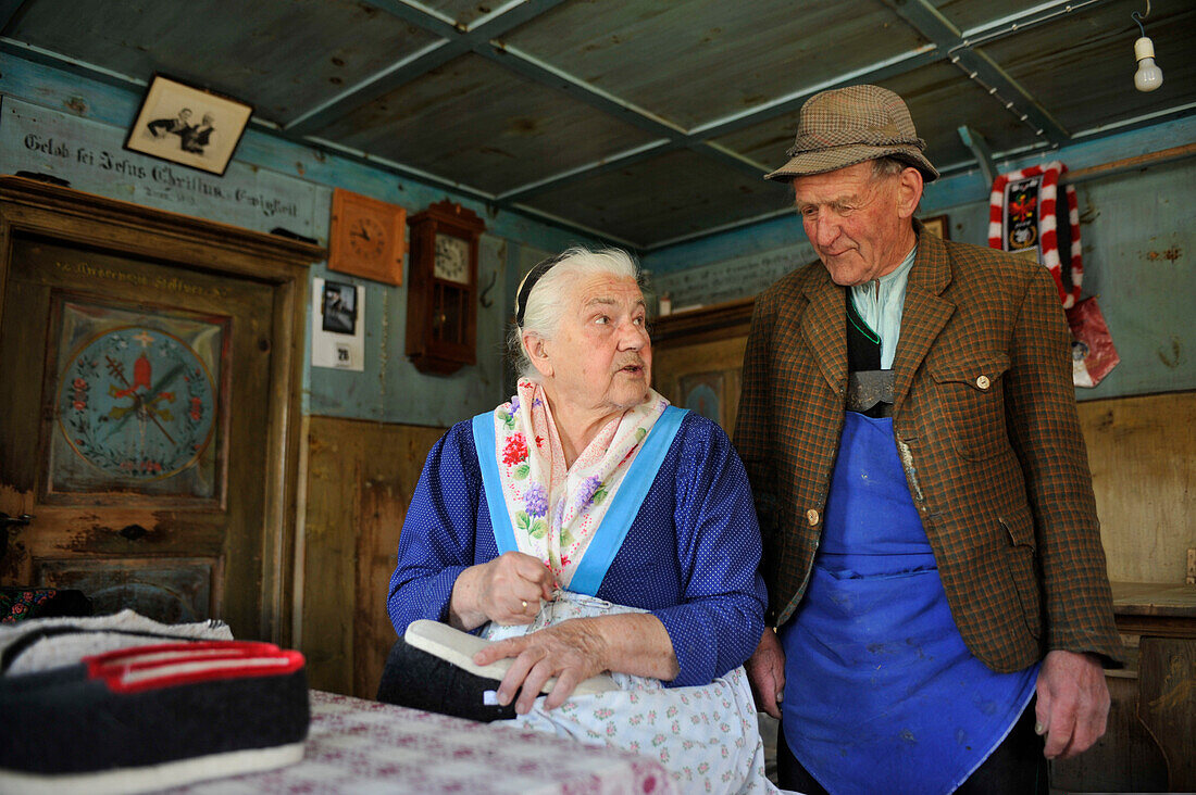 Altes Paar in einer Schuhwerkstatt, Durnholz, Sarntal, Südtirol, Alto Adige, Italien, Europa