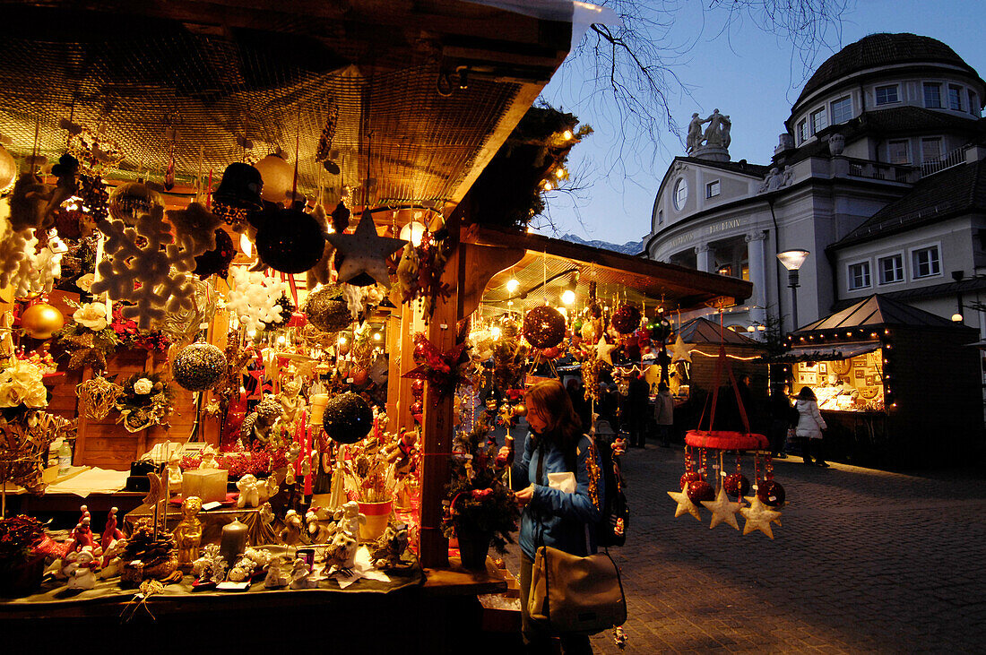 Beleuchtete Stände auf dem Weihnachtsmarkt am Abend, Meran, Südtirol, Alto Adige, Italien, Europa
