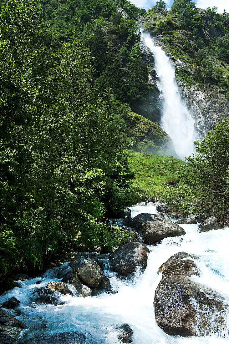 Partschinser Wasserfall im Sonnenlicht, Partschins, Vinschgau, Südtirol, Alto Adige, Italien, Europa