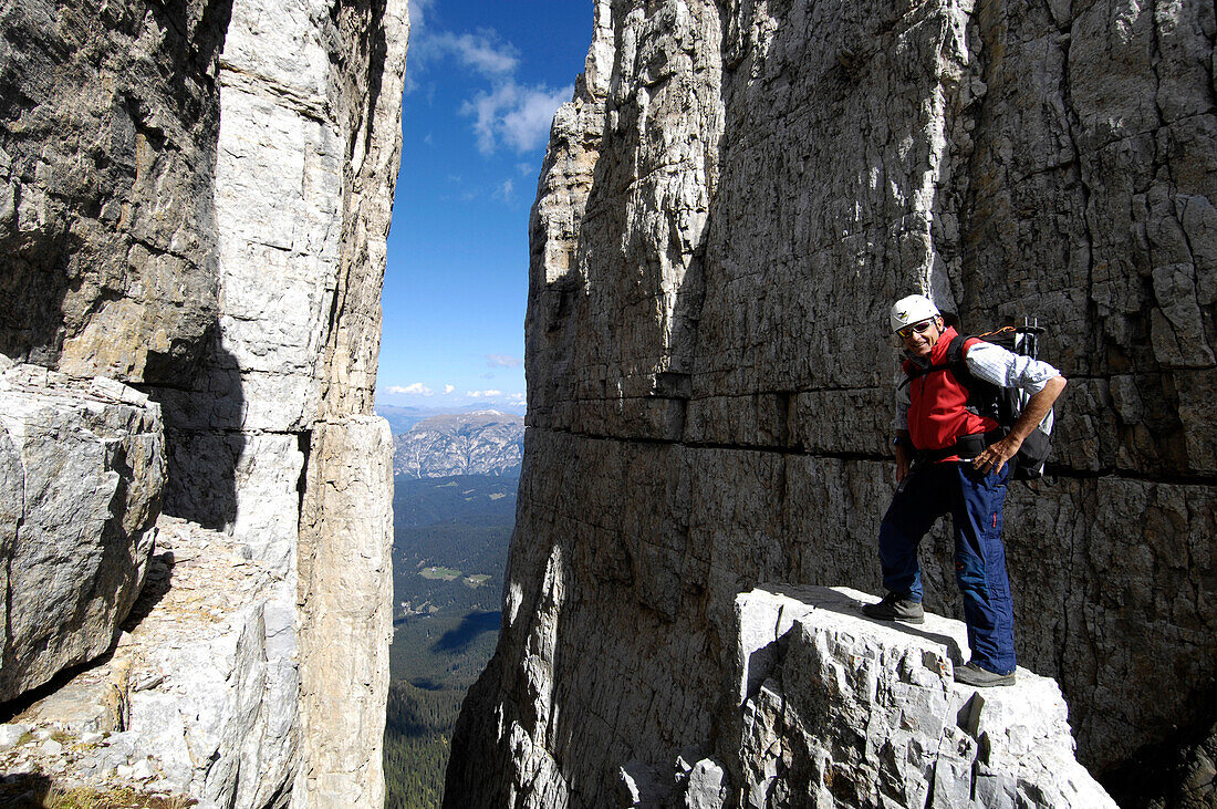 Bergsteiger auf einem Fels, Dolomiten, Südtirol, Alto Adige, Italien, Europa