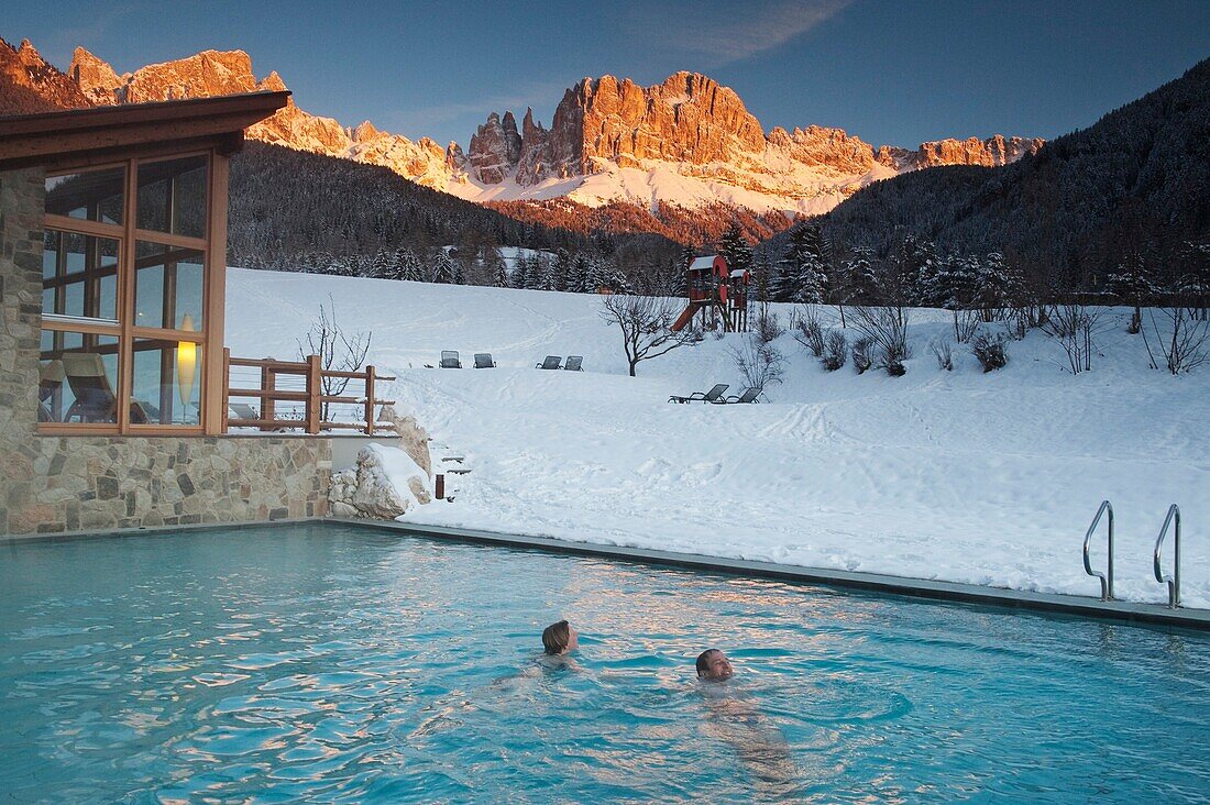 Menschen im Schwimmbad vor den Dolomiten am Abend, Tiersertal, Südtirol, Alto Adige, Italien, Europa