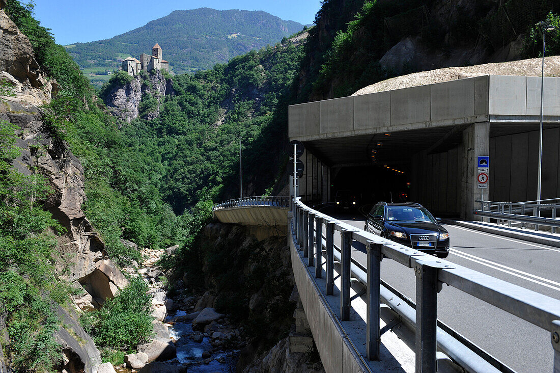 Strasse mit Tunnel, im Hintergrund Schloss Karneid, Eggental, Südtirol, Alto Adige, Italien, Europa