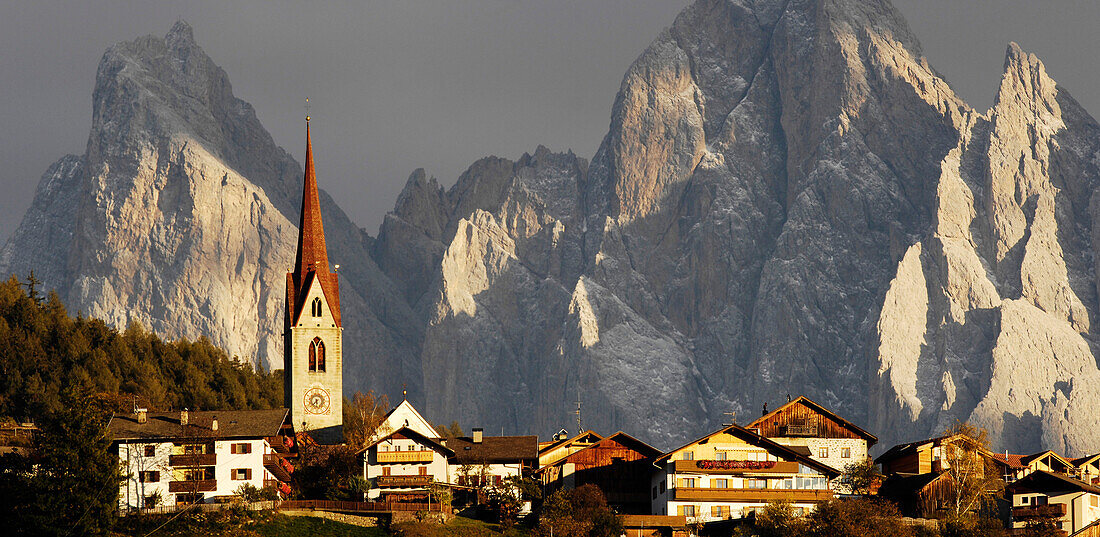 Bergdorf Teis vor den Geislerspitzen, Villnösstal, Südtirol, Alto Adige, Italien, Europa