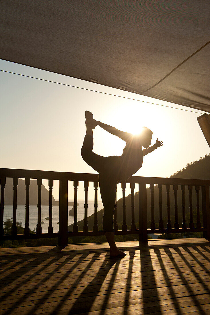 Frau macht Yoga im Ibiza Yoga, Benirras, Ibiza, Spanien.