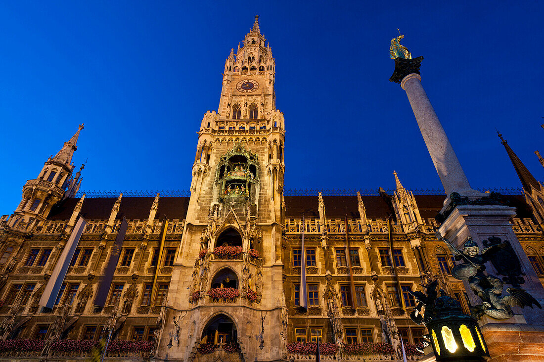 Rathaus and statue at dusk, Marienplatz, Munch, Bavaria