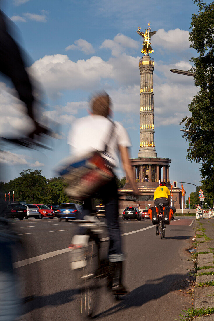 Radfahrer vor der Siegessäule, Tiergarten, Berlin, Deutschland, Europa