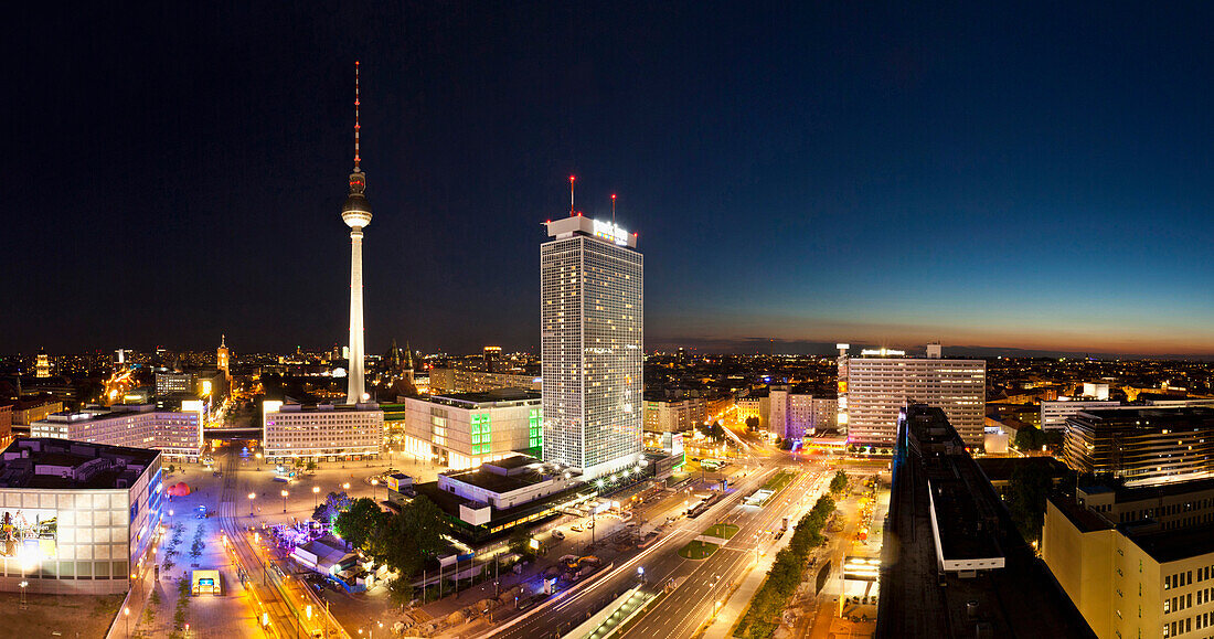 Alexanderplatz und Fernsehturm bei Nacht, Berlin, Deutschland, Europa