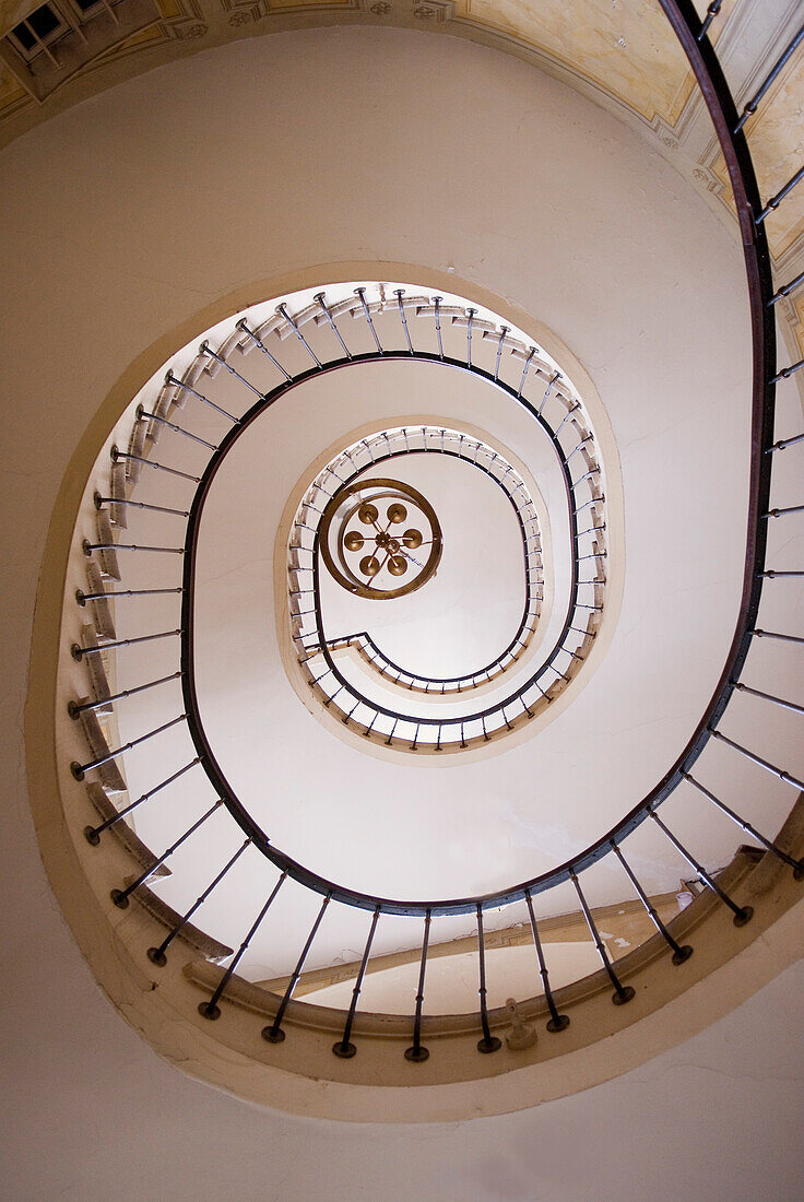 France, Paris, galerie Vivienne, stairwell