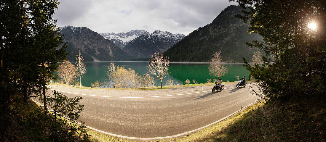 Motorradtouren um Garmisch, Motorradfahrer am Plansee, Tirol, Österreich