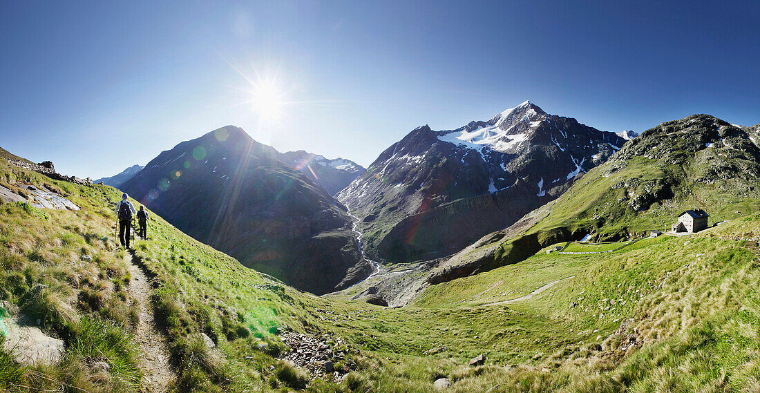 Bergsteiger auf dem Weg zur Martin Busch Hütte, Mutmalspitze, Ötztaler Alpen, Tirol, Österreich