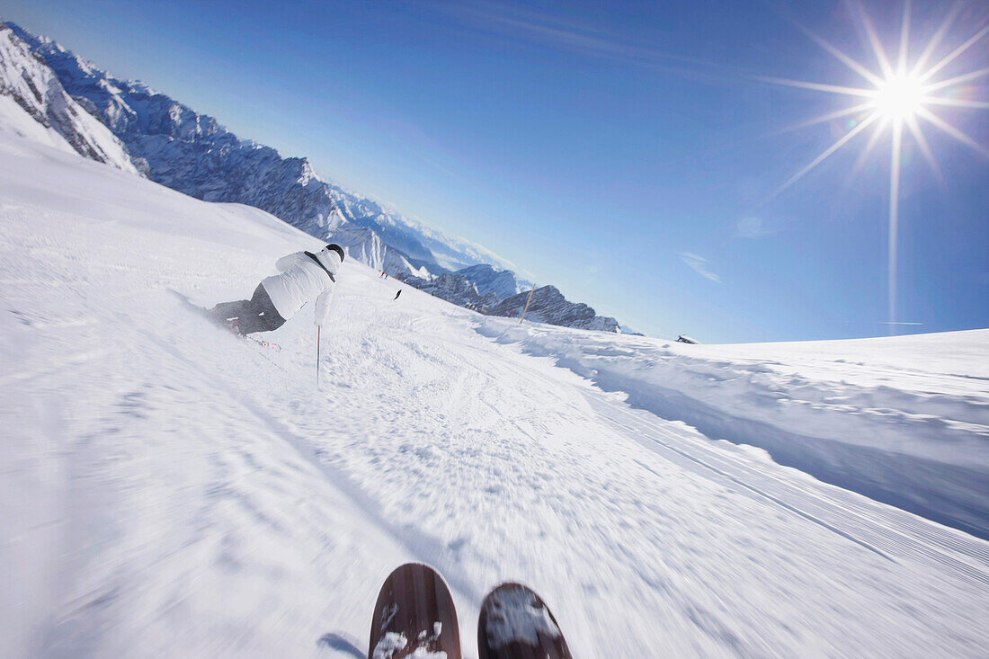 Skifahrerin bei der Abfahrt Weisses Tal, Zugspitzplateau, Zugspitze, Oberbayern, Bayern, Deutschland