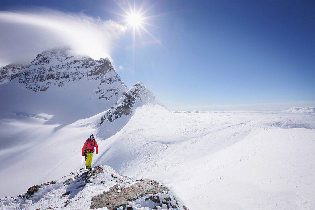 Bergsteiger, Jungfraujoch, dahinter Jungfrau, Grindelwald, Berner Oberland, Schweiz