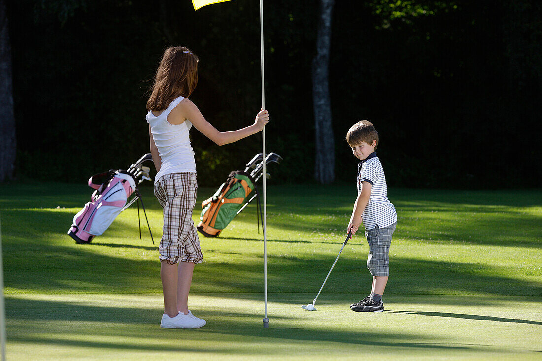 Kinder beim Golfen, Bergkramerhof, Bayern, Deuschland