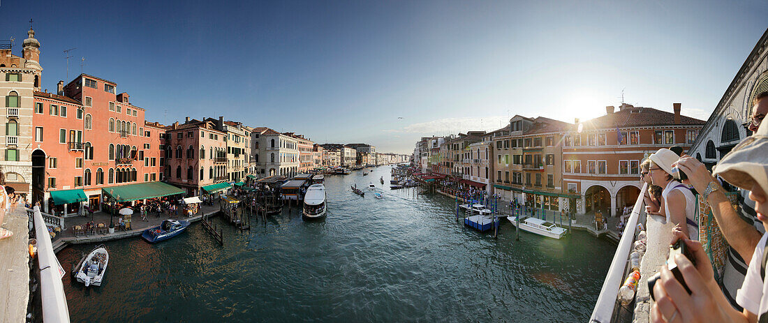 Blick von der Rialtobrücke auf den Canal Grande, Venedig, Venezien, Italien