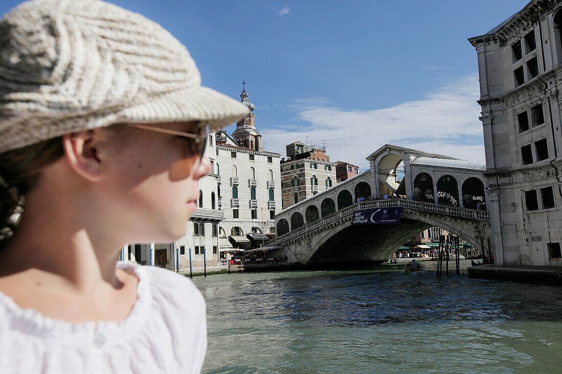 Mädchen, 12 Jahre, blickt vom Boot auf den Canal Grande bei Rialto, Venedig, Venetien, Italien