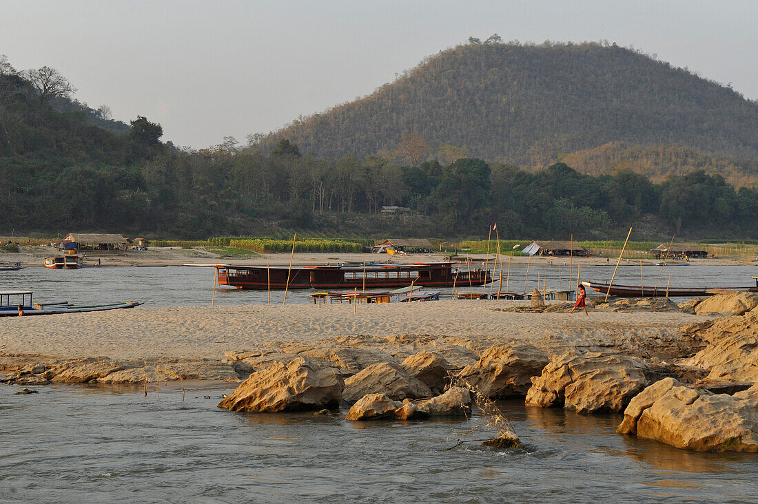 Boote an Sandbank mit Felsen, Mekong, Luang Prabang, Laos, Südostasien, Asien