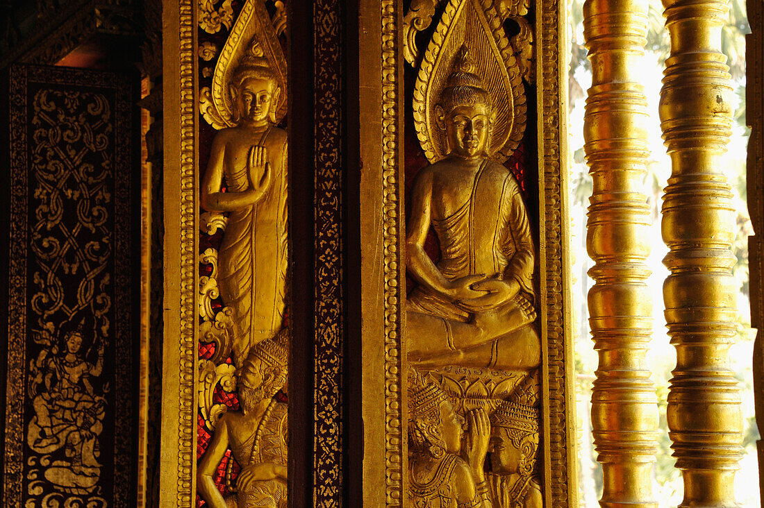 Reliefs mit vergoldeten Buddhas an Fenstern, Wat Ho Pha Bang im Königspalast, Luang Prabang, Laos, Südostasien, Asien