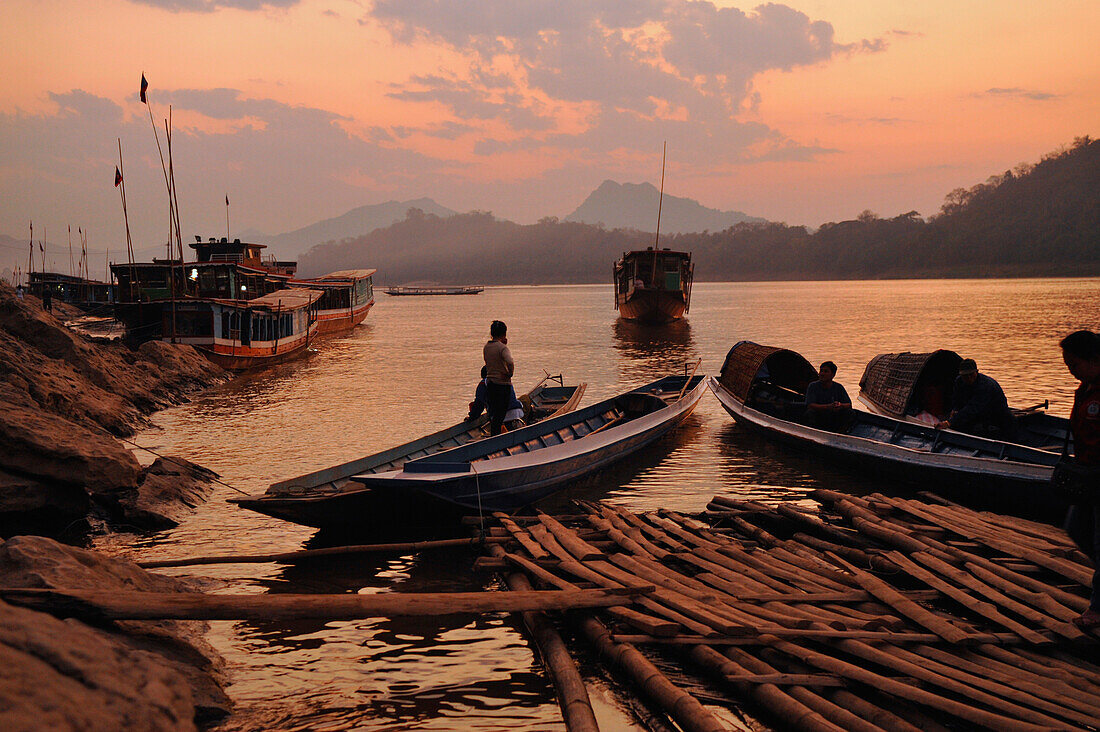 Boote an Sandbank im Mekong, Luang Prabang nach Sonnenuntergang, Laos, Südostasien, Asien
